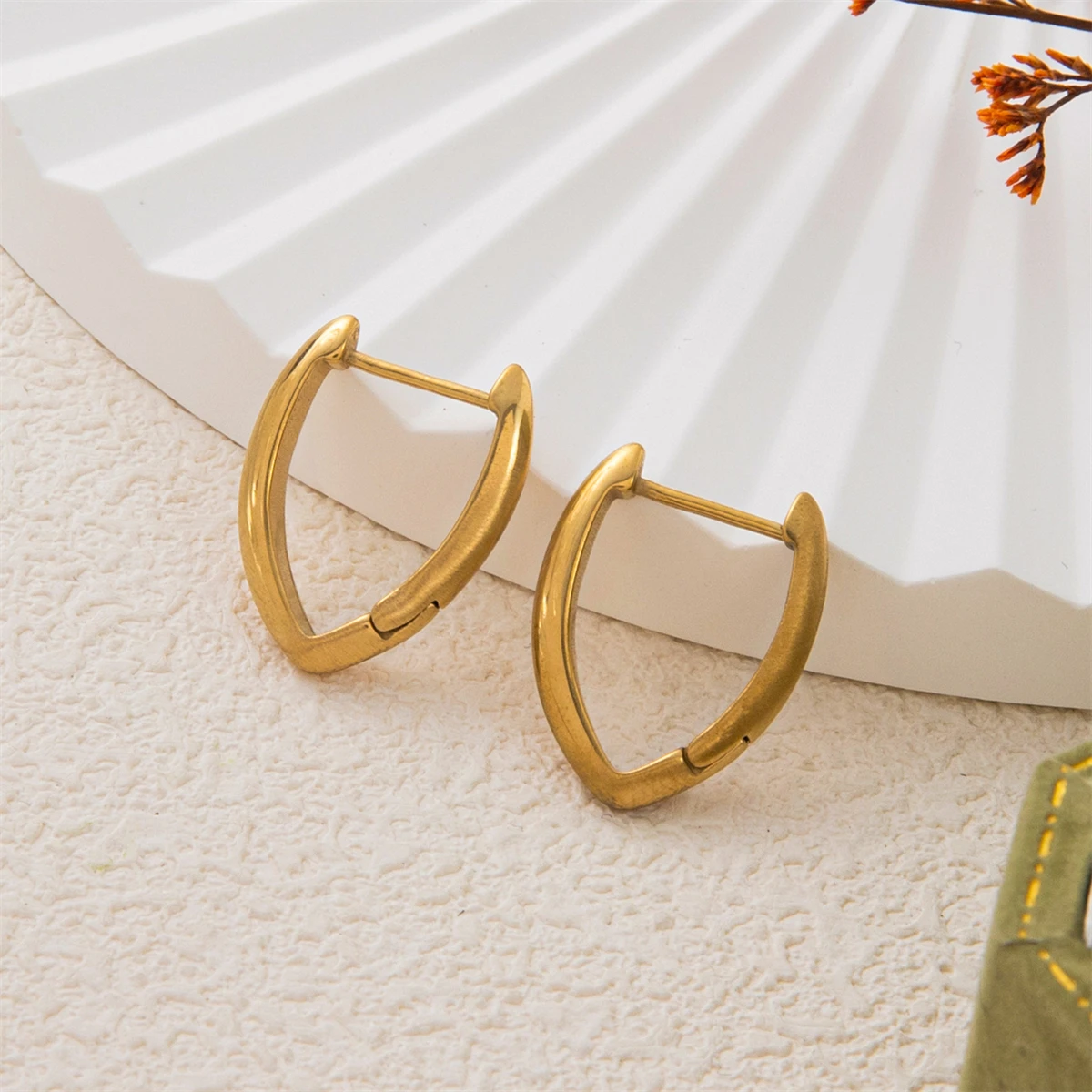 Edelstahl-Ohrringe mit Goldbeschichtung und Ohrringe aus PVD-beschichtetem 18k Farbbeständigem Material – Detail 5