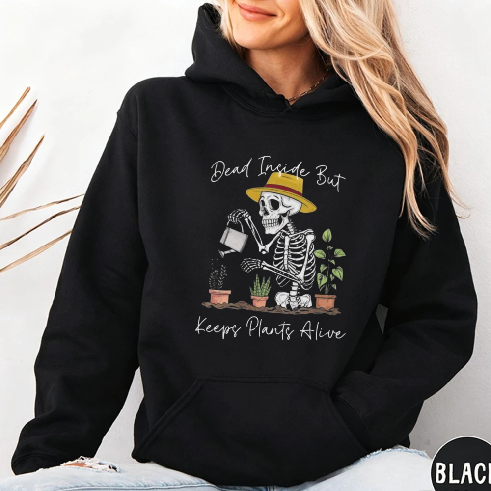 Tot im Inneren, aber hält Pflanzen am Leben – Kapuzenpullover, lustiges Sweatshirt für Pflanzenliebhaber, Skelett-Gießmuster, Halloween-Kapuzenpullover.