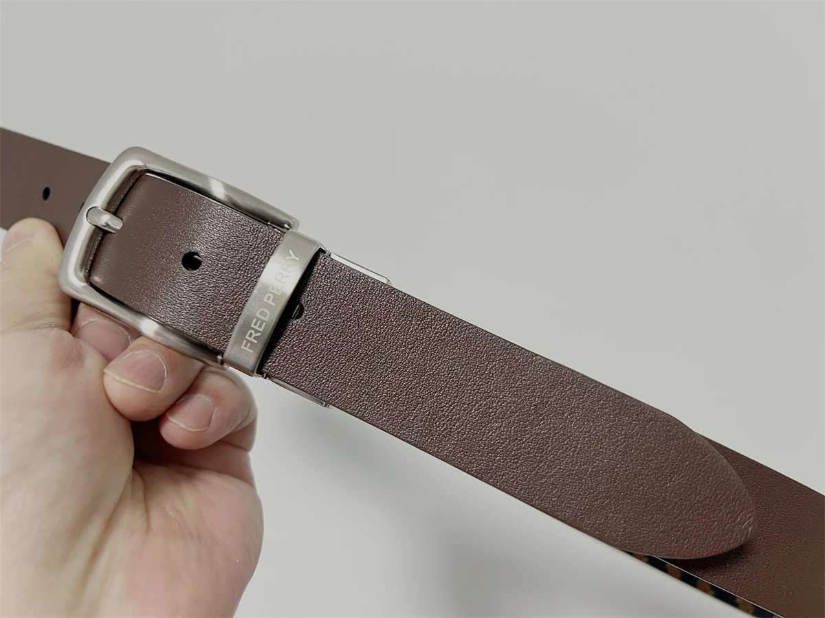 英国デザイナーによる両面使用可能なトップレイヤー牛革ベルト、ウォルナットフラワーデザイン、若者向けの多用途カジュアルスタイル