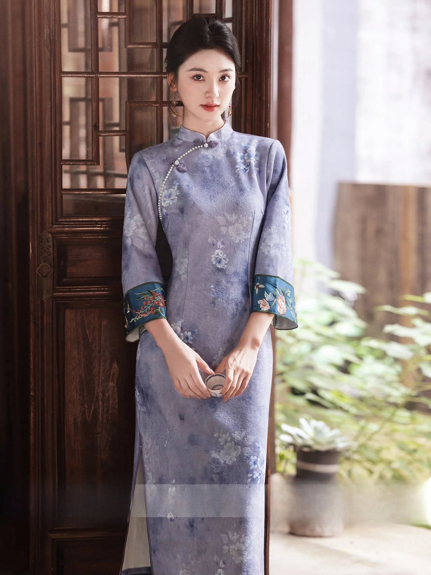 

Новое китайское вышитое платье-ципао с длинными рукавами, высококачественное, осенне-зимнее, в стиле ретро, модное, для женщин