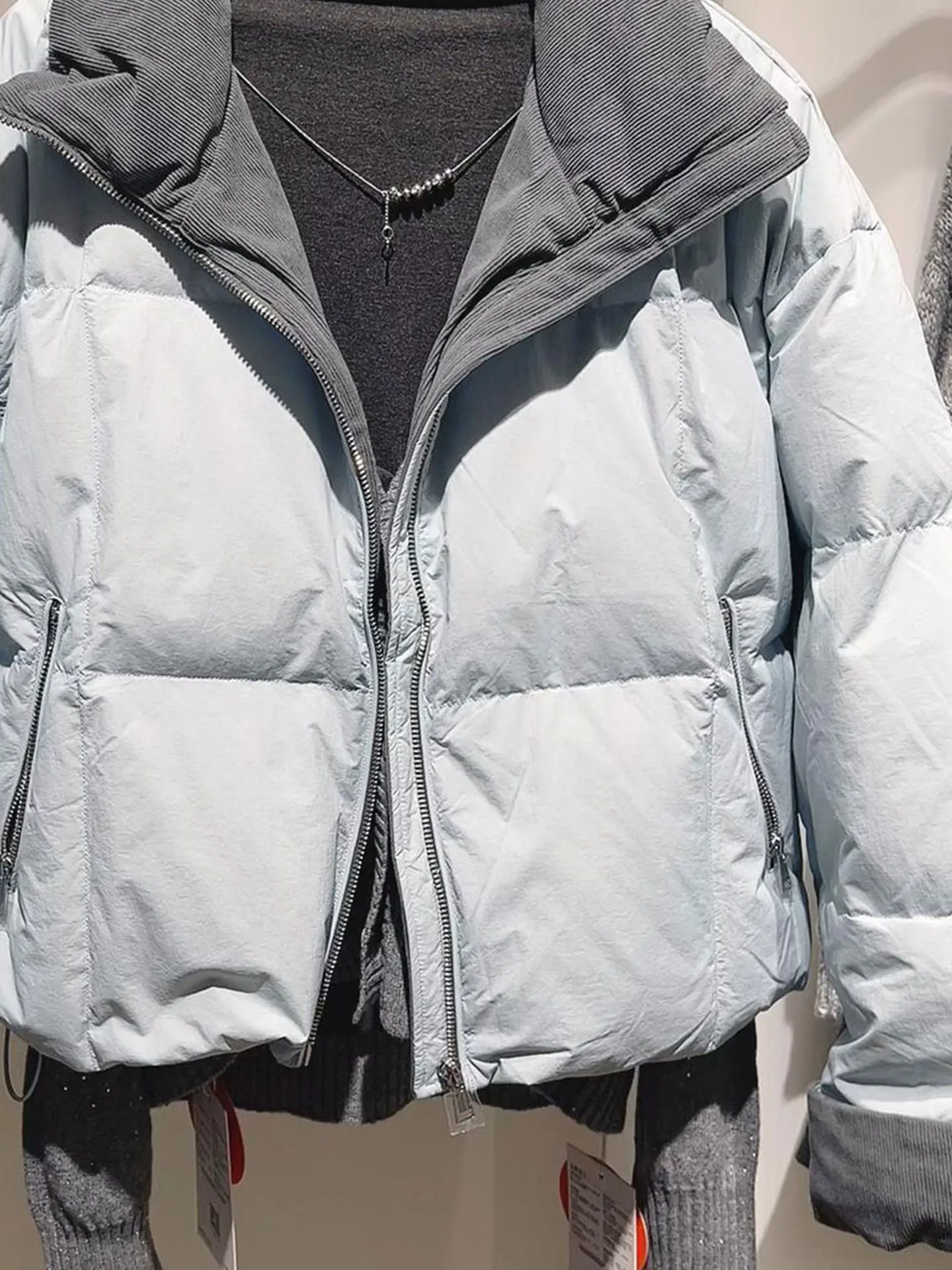 Modny płaszcz zimowy damski typu puchowy, ciepły, z wysokim stanem, długi, o długości do łydki, wypełniony włóknem poliestrowym.