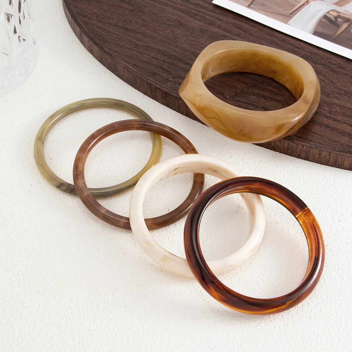 Ingemark 5-teiliges Set Böhmische Stapelbare Acryl-Armreifen für Frauen Retro Bunte Harz-Schichtarmreifen Täglicher Schmuck – Detail 6