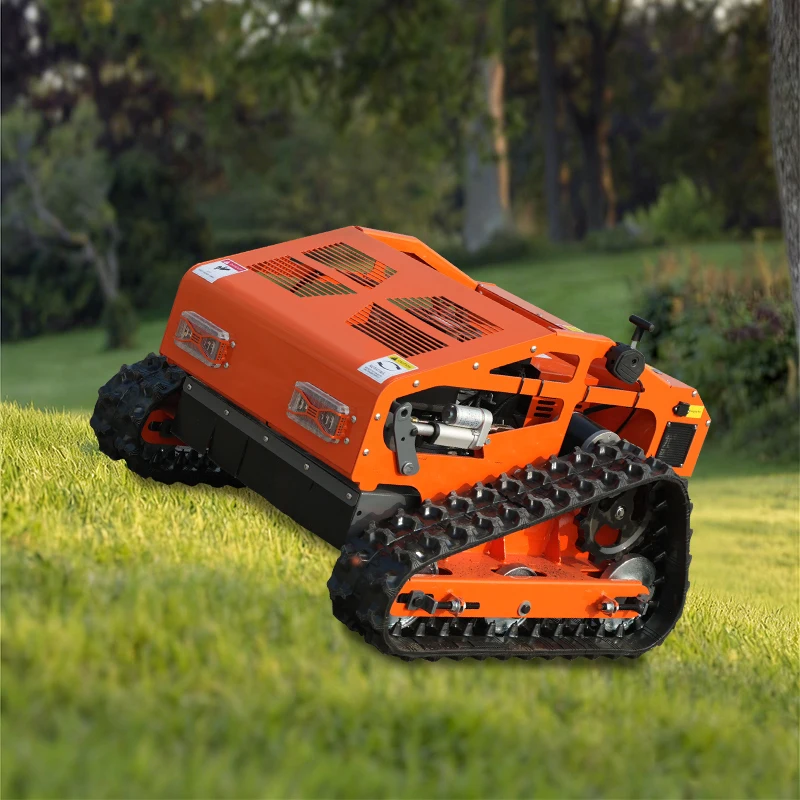 Cortadora de césped a control remoto de alto rendimiento, adaptada para terrenos empinados, para mantenimiento profesional de jardines.