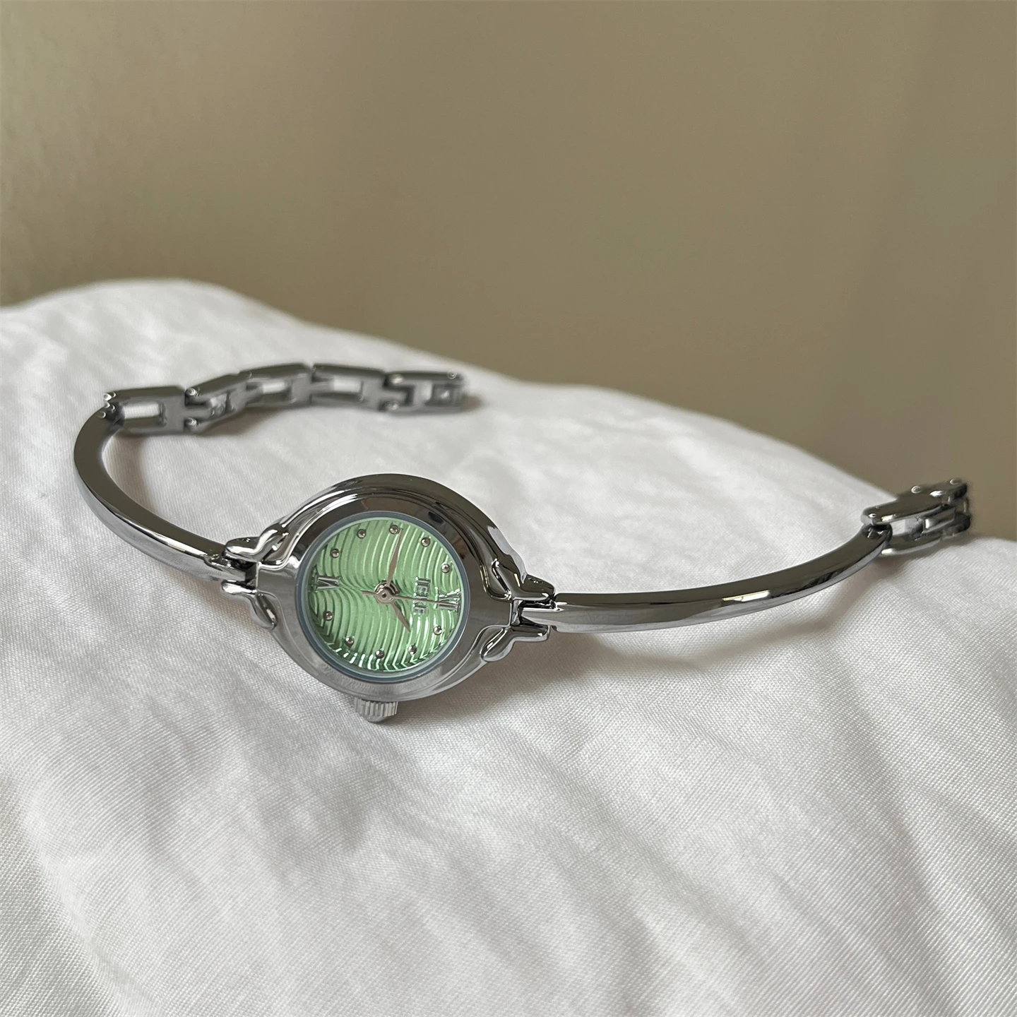 

Stainless Steel Watch 2026 New Model: Round Dial Fashion Design, Premium Design Luxury Quartz Wristwatch - A Gift for Women