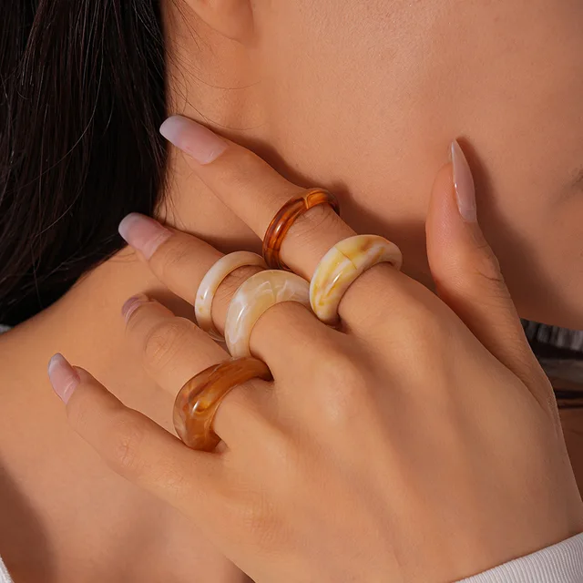 Anillos acrílicos coloridos geométricos apilables mujer verano
