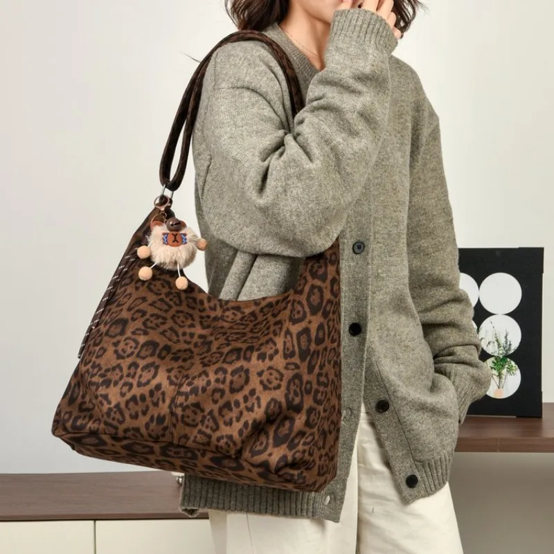 

Chic Effortless Crossbody Bag Office Work Event Commuting Female Exquisite Glamorous Versatile Elegant Stylish