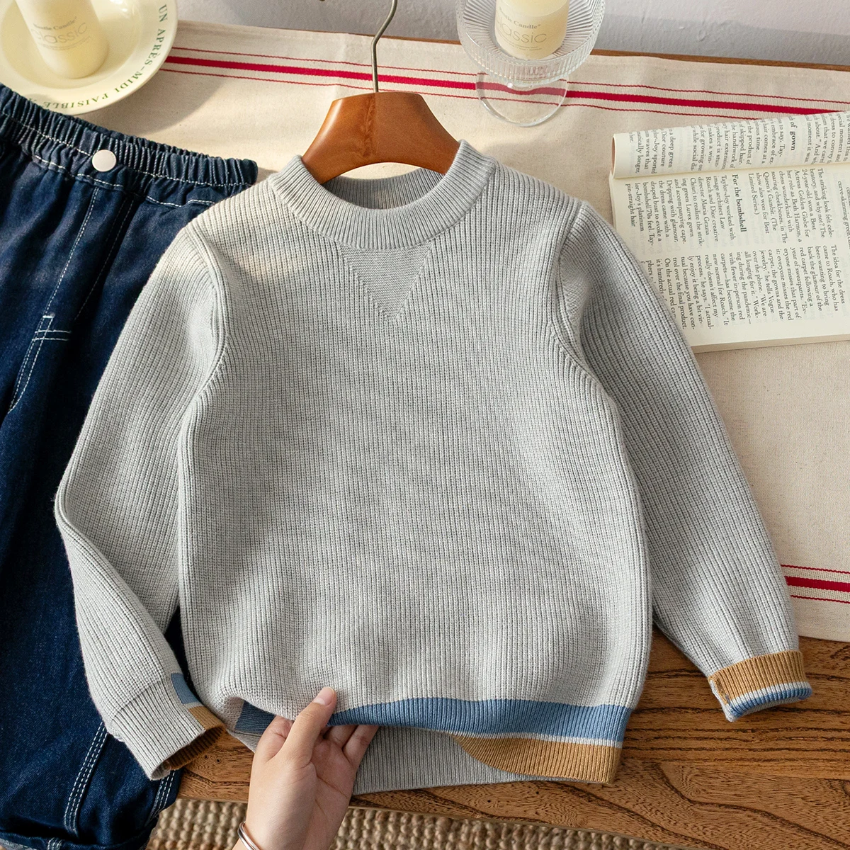 Boys' round neck long sleeved knitted contrasting casual pullover sweater suitable for campus daily use in autumn and winter