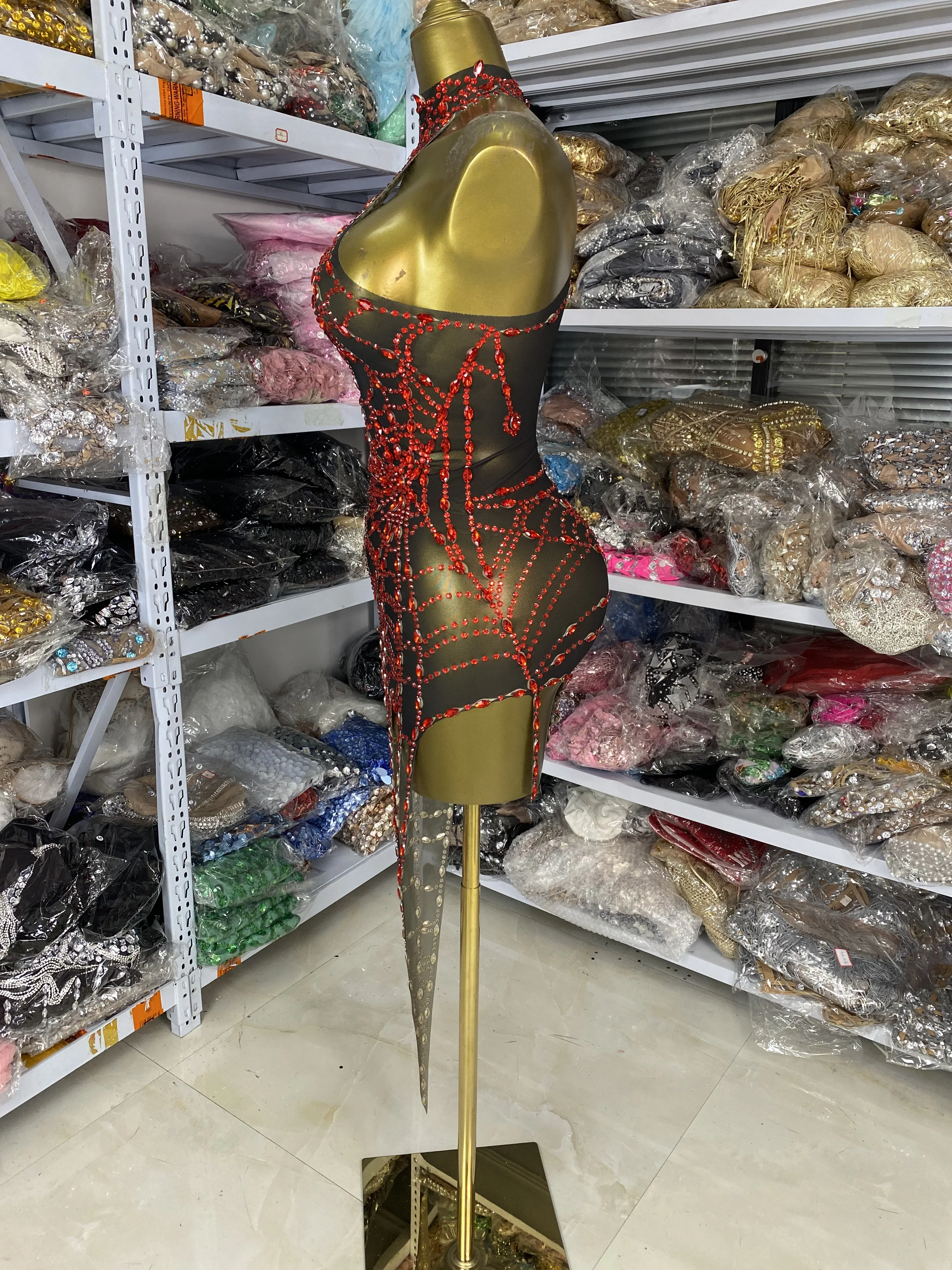 جديد مصمم الراين شبكة قطع غير المتماثلة Bodycon انظر من خلال فستان ملهى ليلي فستان سهرة K-pop أزياء الأداء