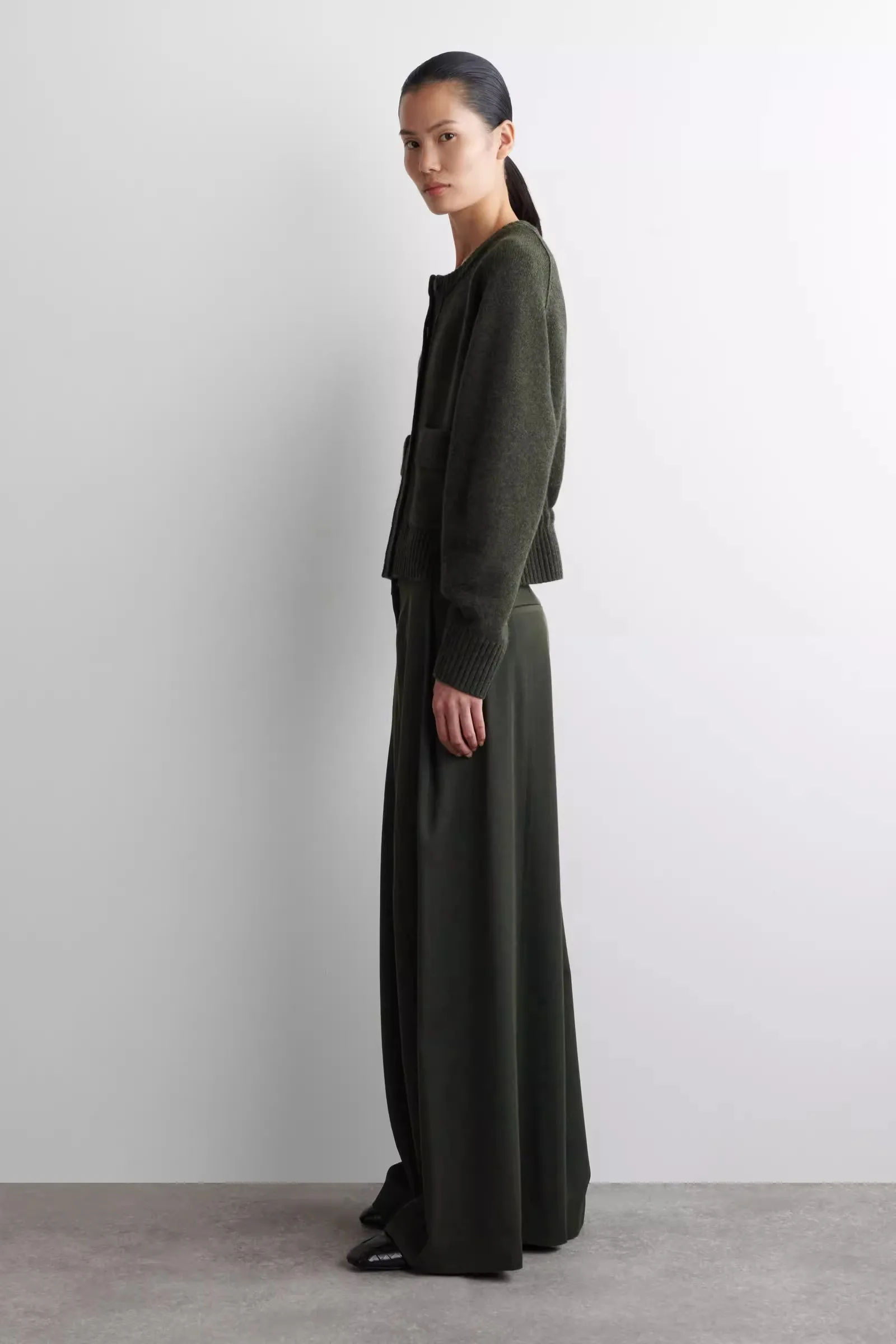 

Эфирный костюм YAZHIMEI 2025, осенний новый стиль, женский повседневный темно-зеленый вязаный свитер с круглым вырезом и карманами