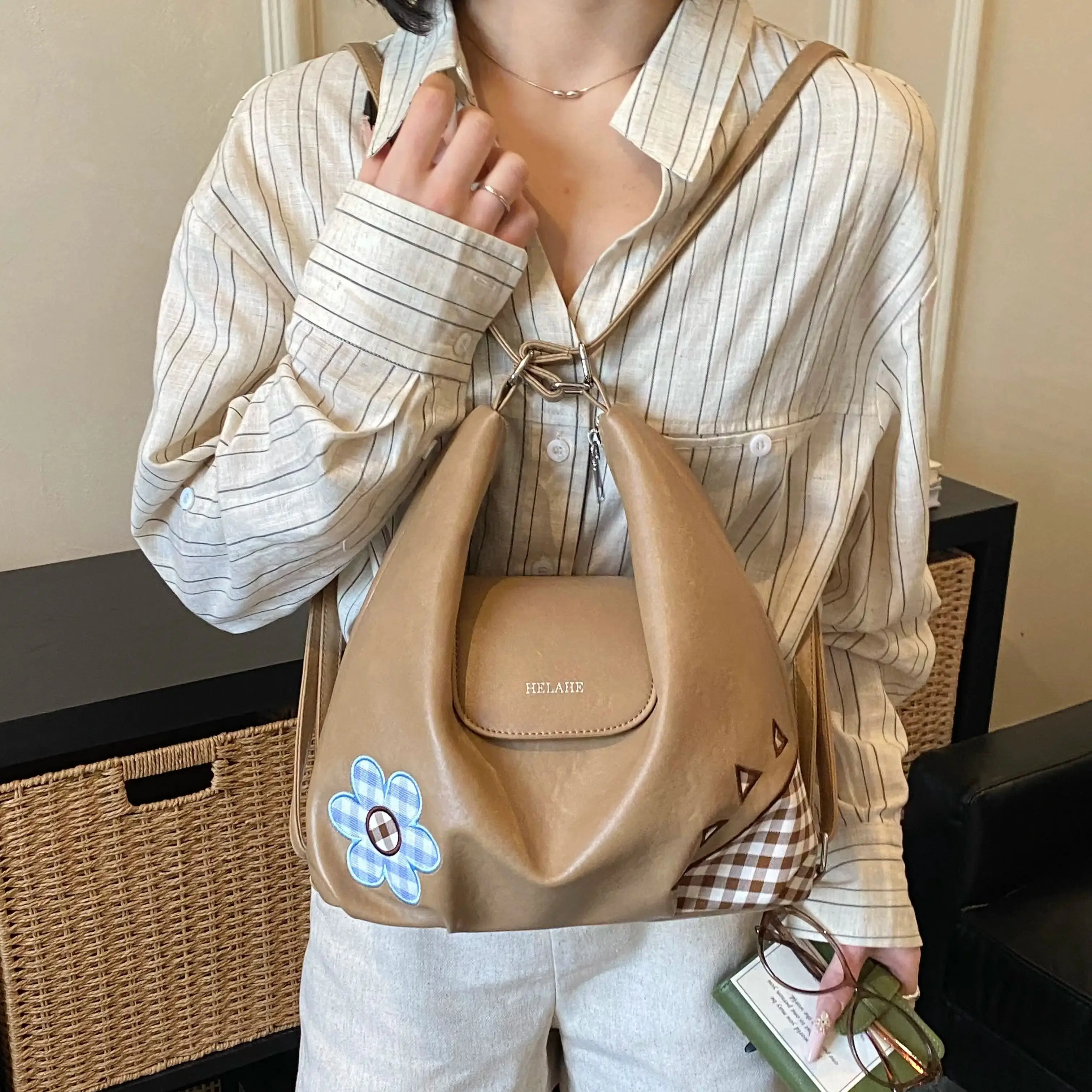 

Shoulder Bag For Women 2026 New High-end Korean College Style Backpack Retro Splicing PU Leather Large Capacity Commuting Bag