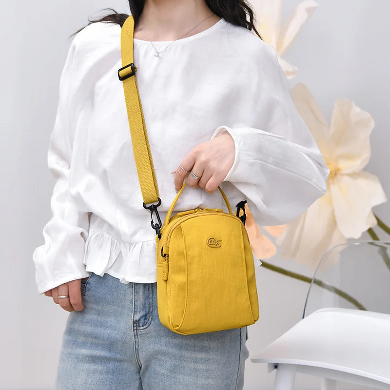 Simple solid color multi-compartment women's handbag2026New crossbody bag, commuter bag, lightweight and versatile phone bag