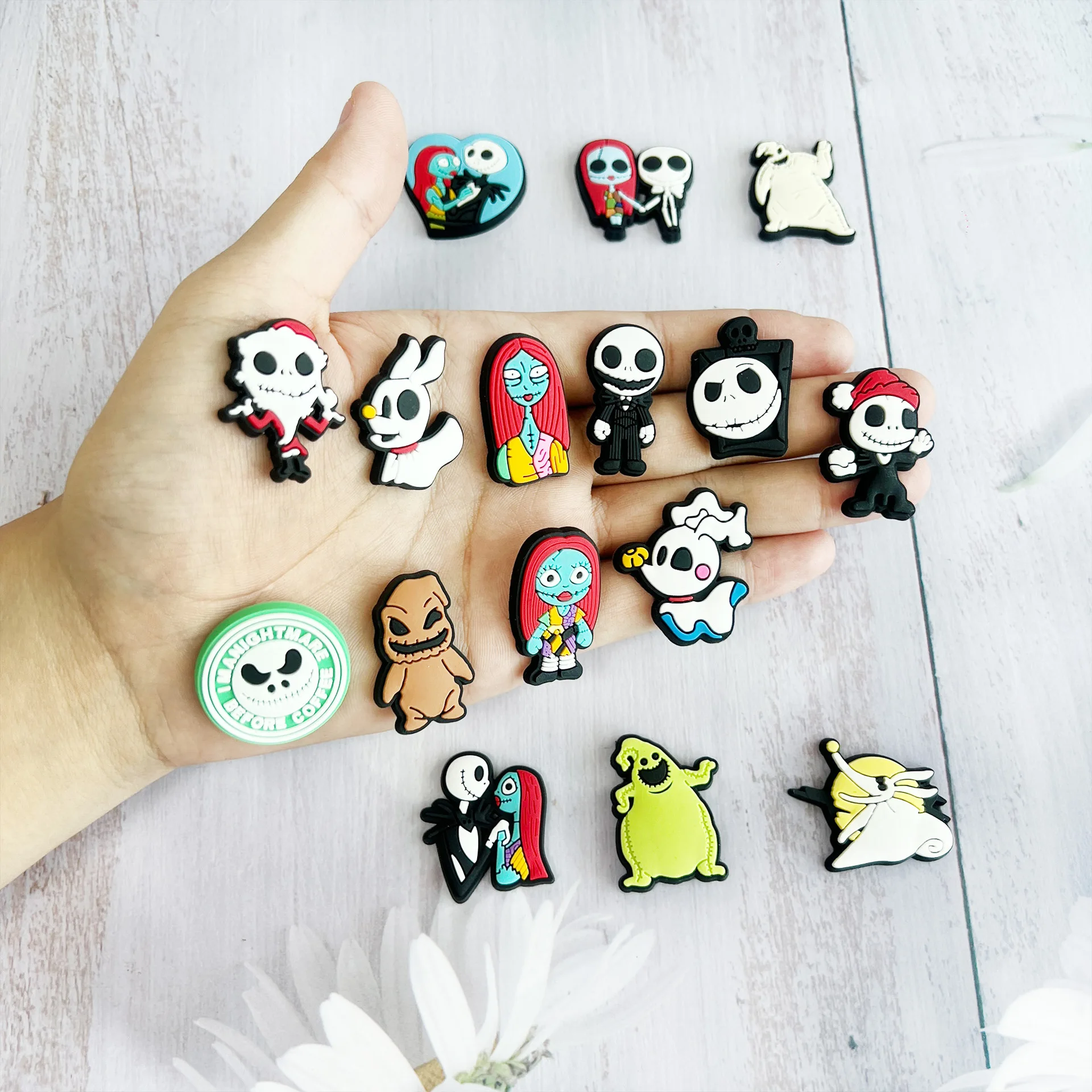 Mesuca 16-teiliges Nightmare Before Christmas Cartoon PVC Schuh-Charms Set für Gartenschuhe, DIY Zubehör, Halloween-Dekorationen – Detail 5