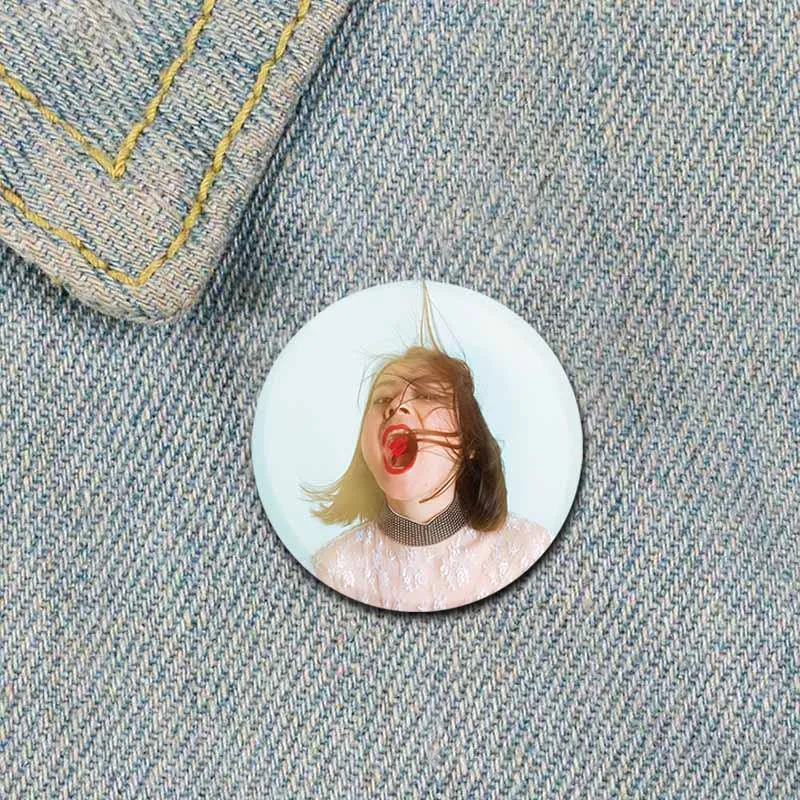 Broche de cantante Pop Mitski con forma de corazón, Bury Me At Makeout, broches esmaltados para ropa, insignia acrílica redonda, joyería, alfileres divertidos, regalos