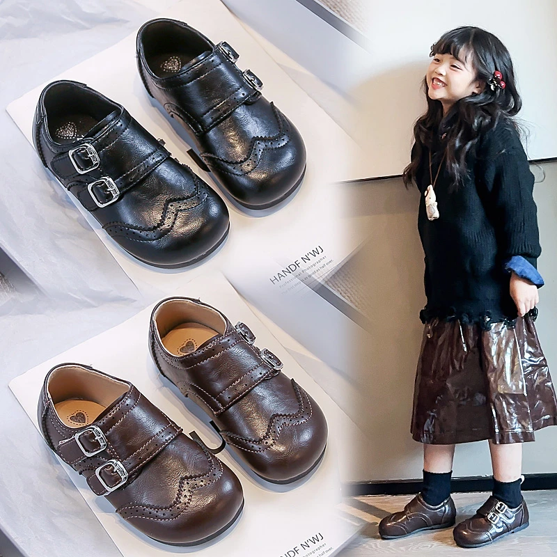 

Кожаная обувь в стиле 2025 для девочек, новинка 2023 года, осенние модельные туфли для малышей с двойной пряжкой, простые детские туфли на плоской подошве в стиле ретро