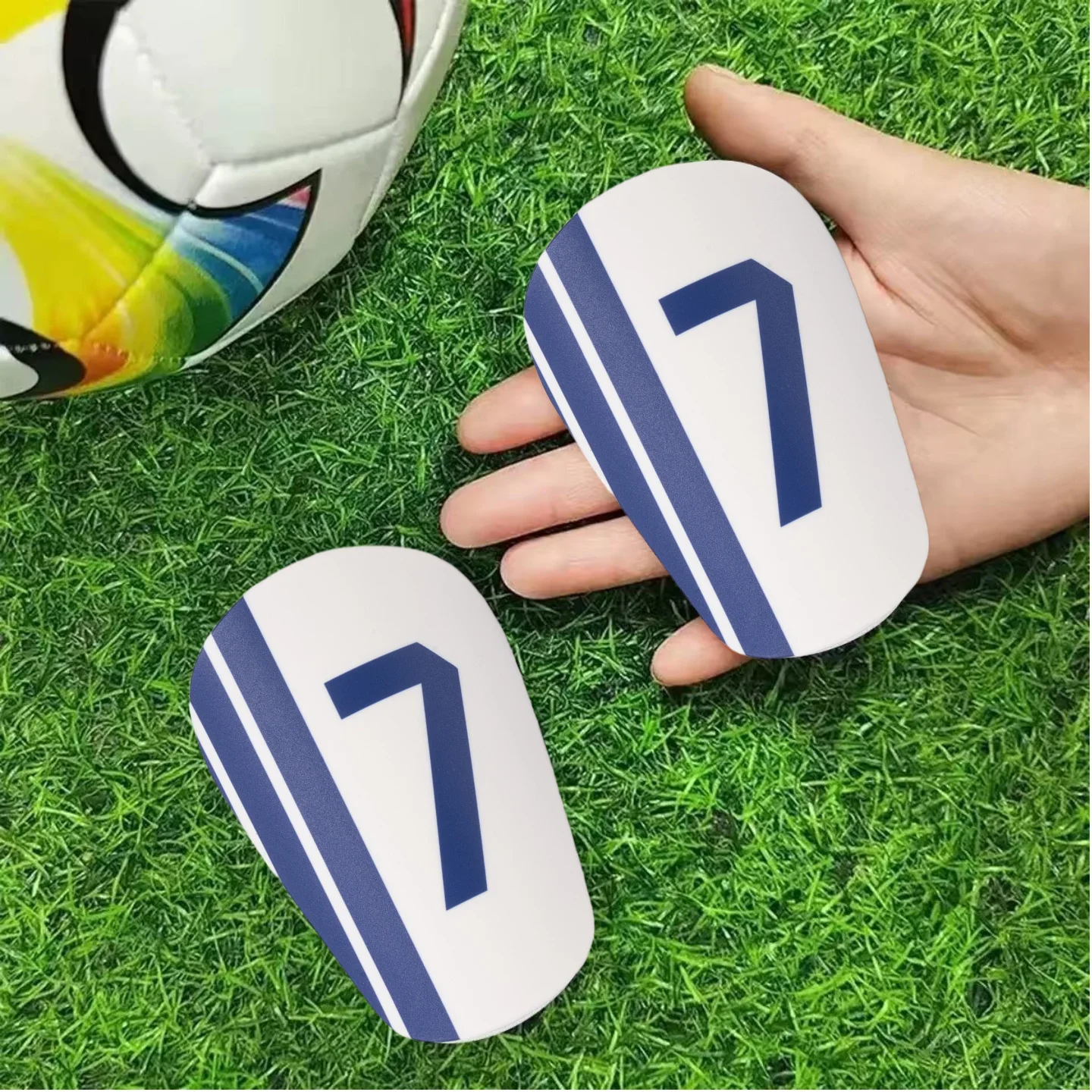 1 Paar Mini-Fußball-Schienbeinschoner - Ultrakleine Schutzausrüstung für Männer & Frauen, Blau-Weißes Rissiges Eis-Design, PP-Material