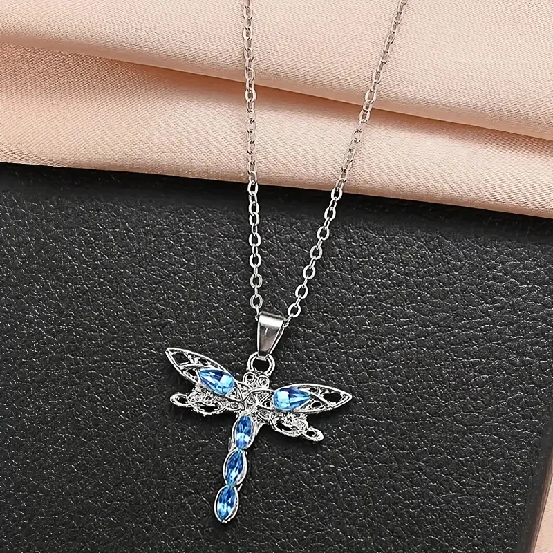 Huitan blaue Libelle Anhänger Halskette für Frauen kreatives Design weibliche Halskette Tanz party Phantasie Geburtstags geschenk Modeschmuck