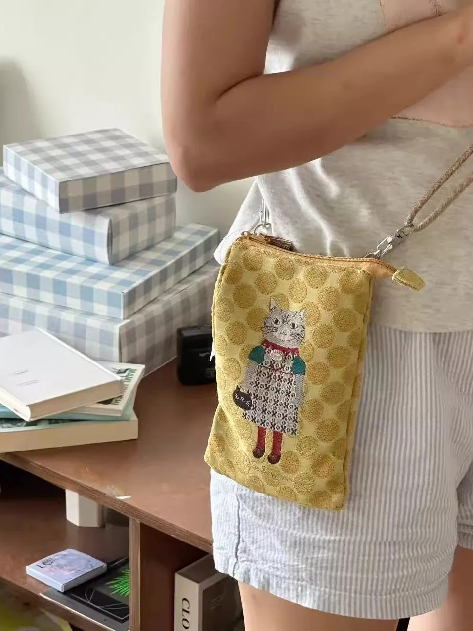 

Регулируемая маленькая сумка через плечо Maanw Kusuguru Honey Bean Princ с вышивкой и застежкой-молнией для молодых женщин