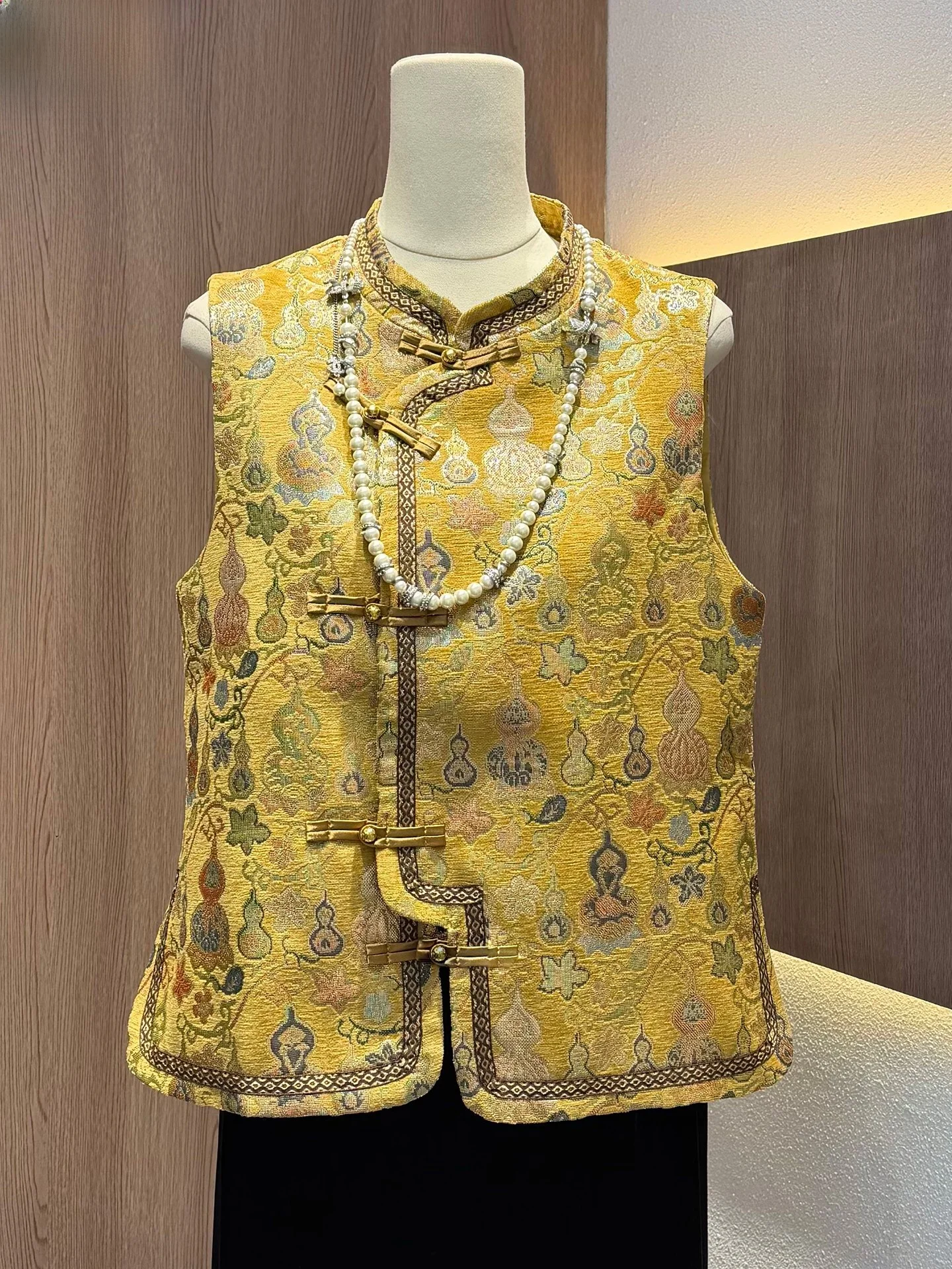 

Новая китайская вельветовая жилетка с вышивкой, осенне-зимняя коллекция, новогодние товары, одежда для мам, с воротником-стойкой и пуговицами