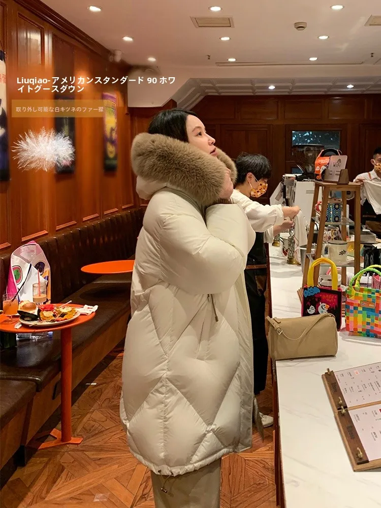 

Теплая женская куртка-пуховик средней длины с меховым воротником, наполненная белым гусиным пухом (90% пухового наполнителя), стандартной толщины