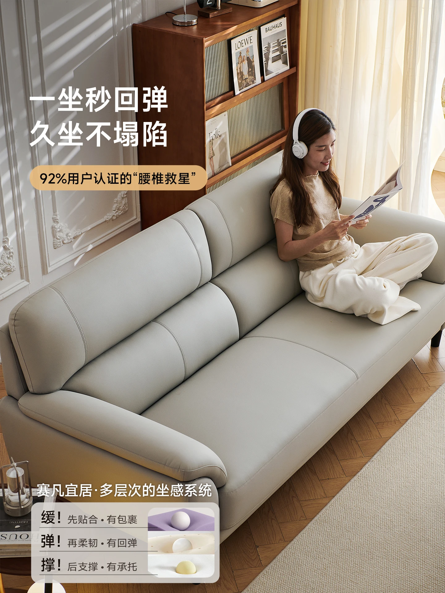 أريكة جلدية، شقة صغيرة، طبقة علوية مزدوجة من جلد البقر باللون الأزرق الكامل، غرفة معيشة حديثة وبسيطة بثلاثة مقاعد