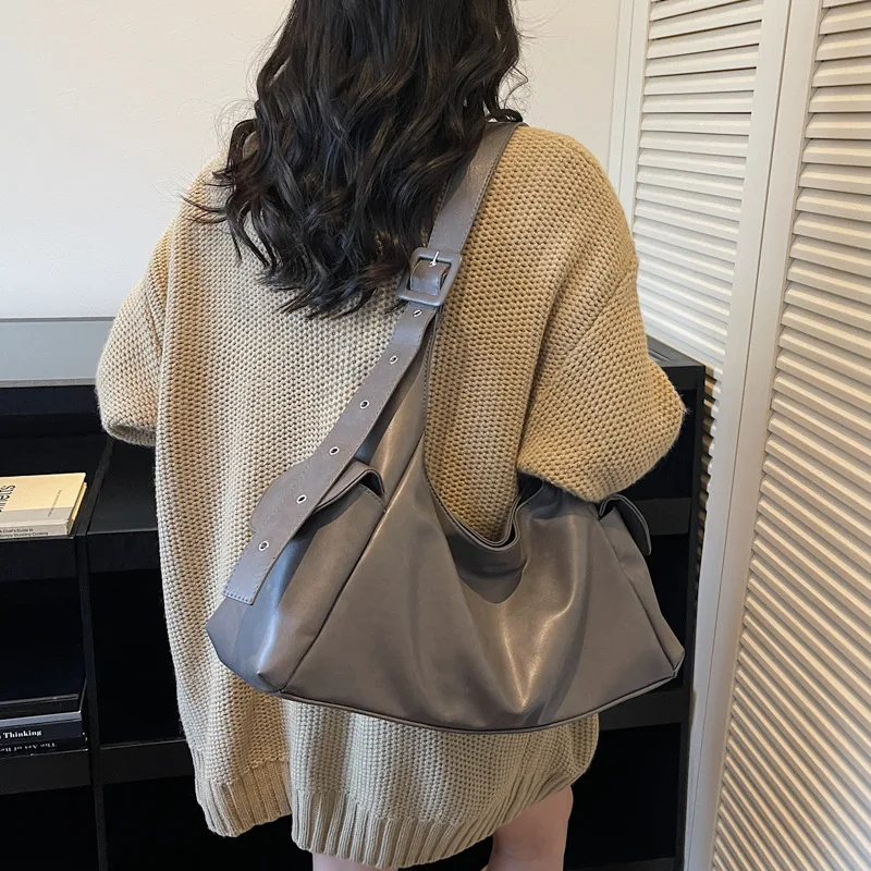 

Просторная большая сумка 2025 года, винтажная женская сумка для пельменей из мягкой кожи, повседневная сумка через плечо для пригородных поездок, универсальная сумка «день-ночь»