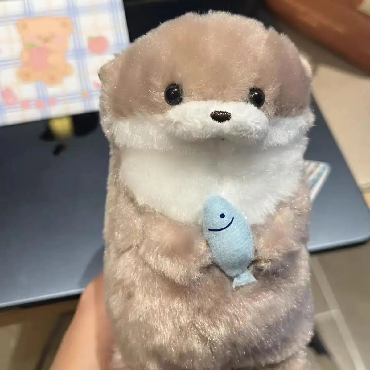Süße kleine Otter Umarmung Fisch Plüsch Puppe Anhänger Geschenk Kawaii Mädchen Herz Schlüsselanhänger Rucksack Dekor kreatives Spielzeug Schlüsselanhänger Zubehör Geschenk