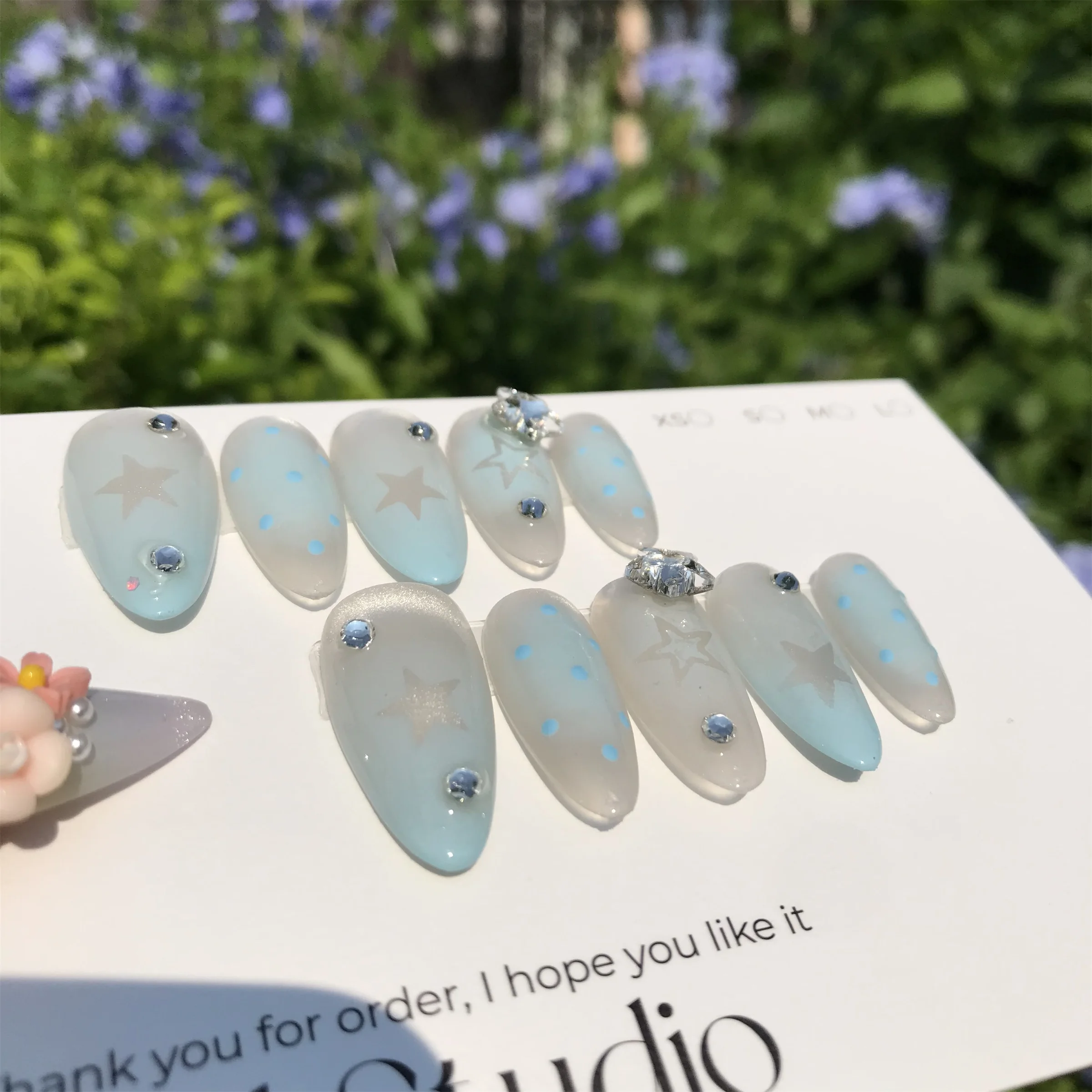 Handmade Almond-shaped Fake Nails Featuring Unique Star-like Personality