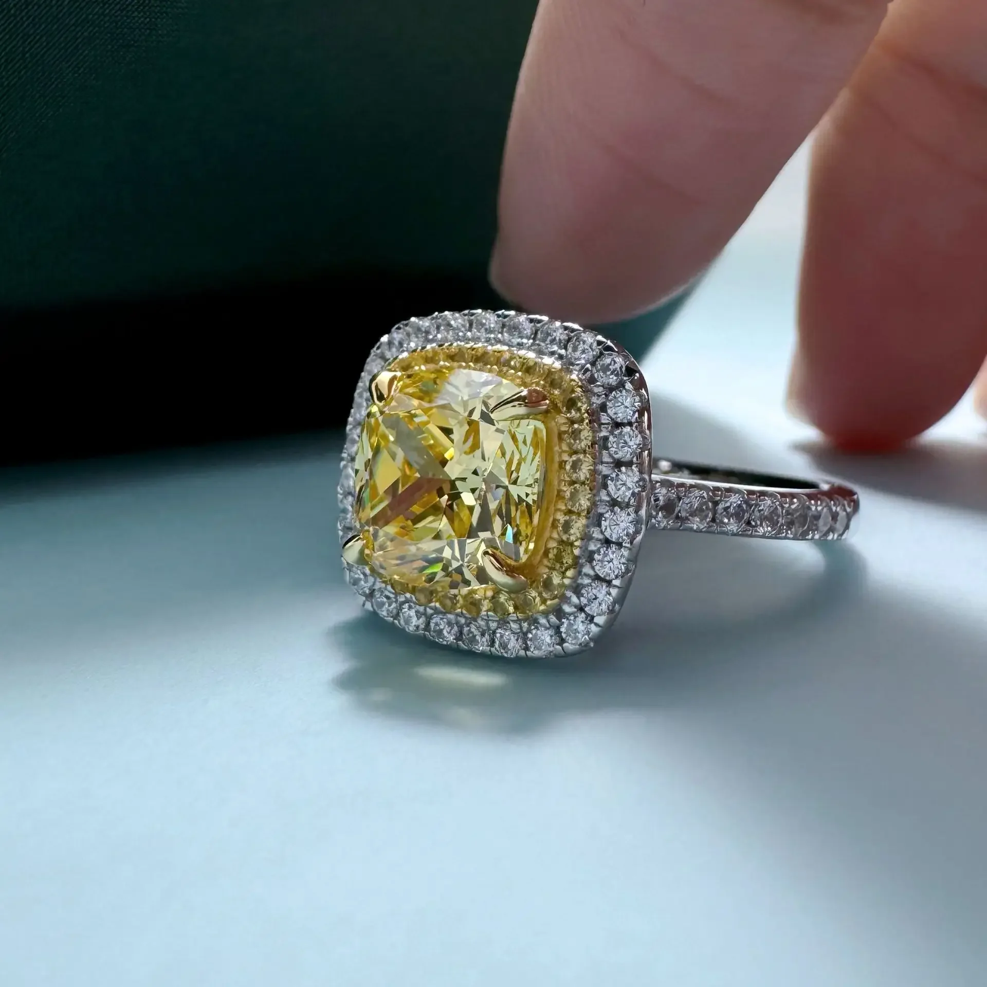 Anillo de oro blanco macizo de 14 quilates AU585 Platino PT950 con doble bisel rodeado por Fat Square Anillo de diamante amarillo de 2,5 quilates