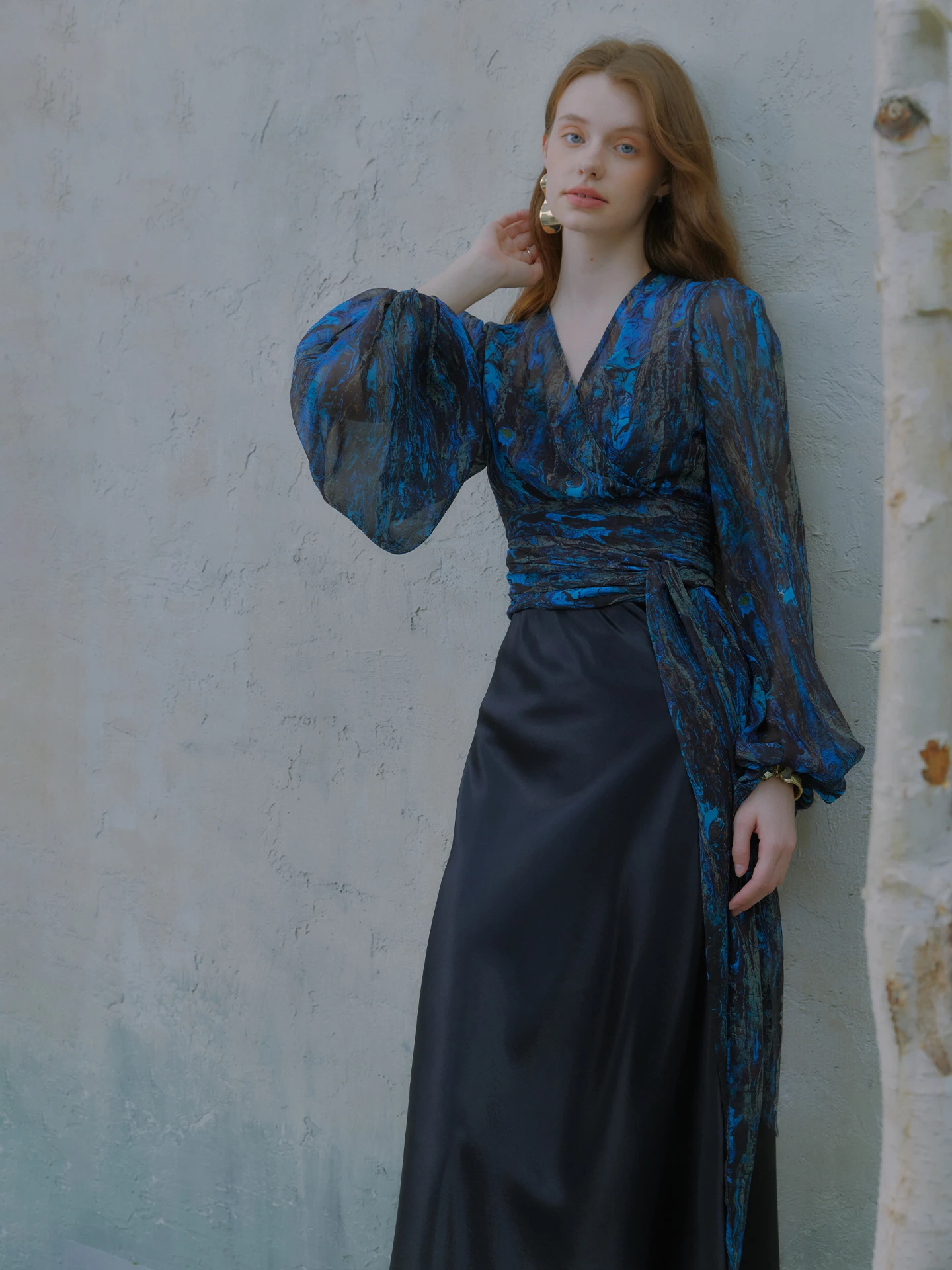 

Рубашка в стиле ретро с принтом и поясом, с V-образным вырезом и рукавами-фонариками, женская модная летняя блузка, дышащая, удобная, укороченная.