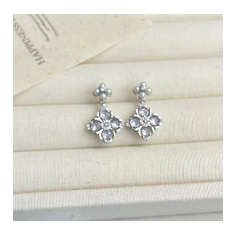 

Sweet Girl Cold Wind Four-leaf Flower Zircon Earrings Women's Fashion Retro Niche Design High-end Stud Earrings