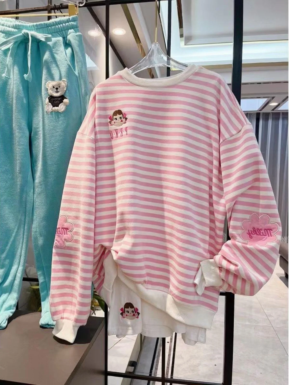 Extra grote 300-Pou ronde Ne puur katoenen hoodie dames herfst winter borduurwerk anti-aging roze halflange gestreepte top