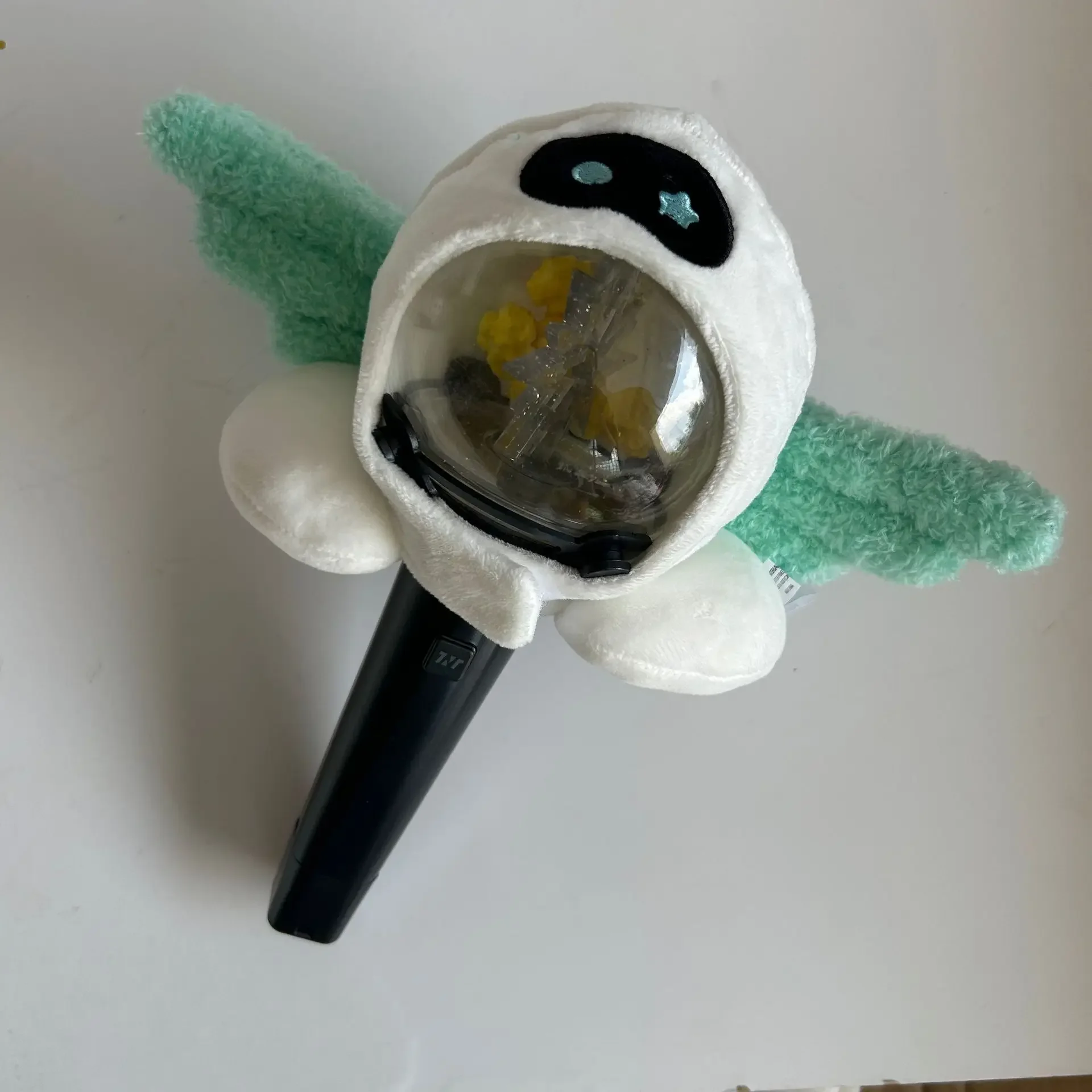 2025 ola coreana nuevo diseño JIN alas de astronauta de dibujos animados llavero de juguete de peluche bolso de tendencia de moda colgante ventilador soporte regalo al por mayor