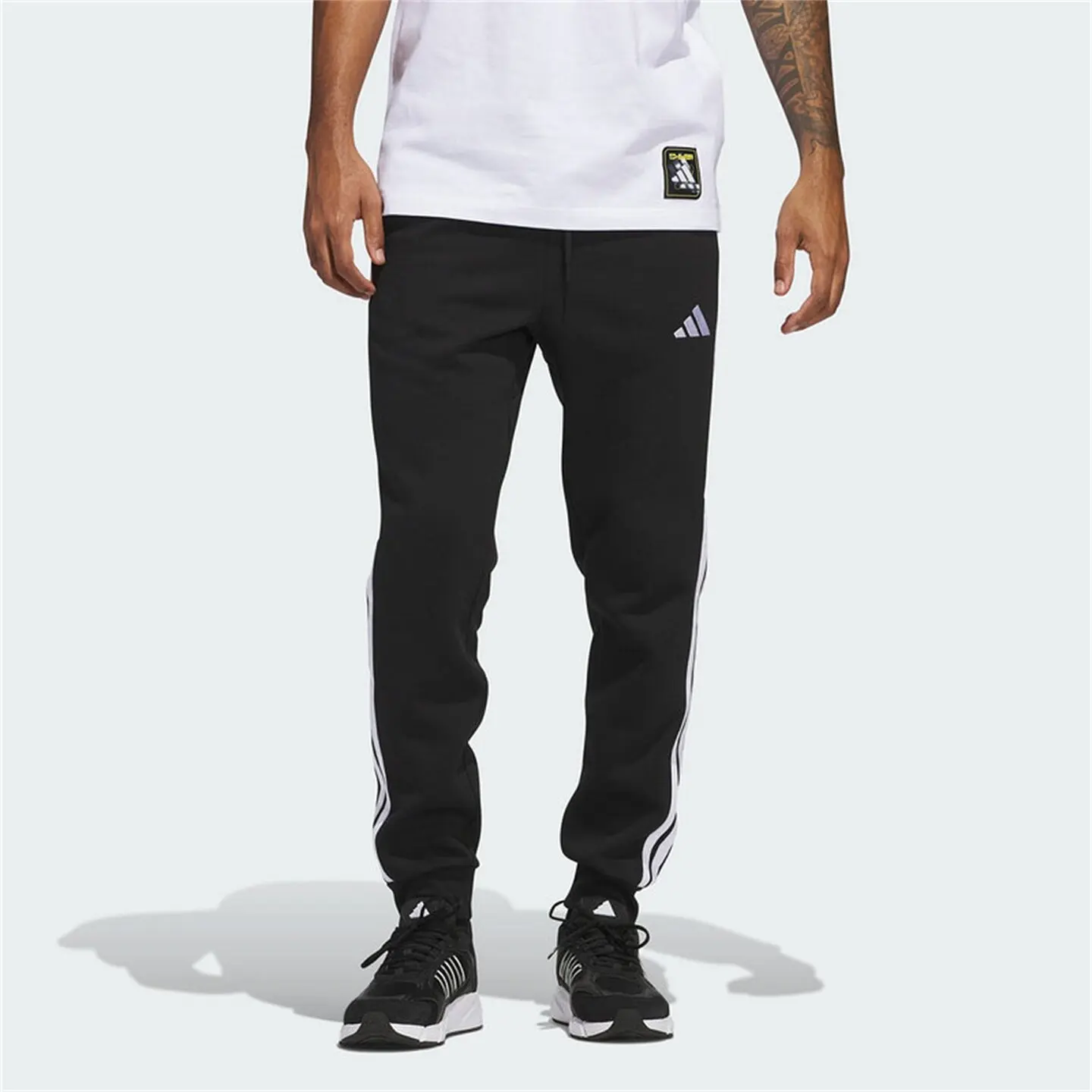 pantaloni-sportivi-da-uomo-adidas-jd1861-foderati-in-pile-in-maglia-neri-e-bianchi-vestibilita-regolare-con-coulisse-in-vita-e-polsini-a-costine