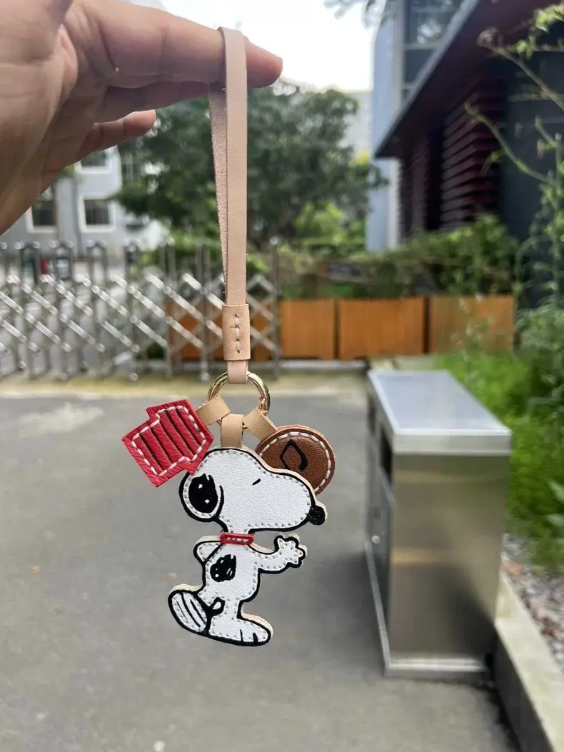 سنوبي الكرتون لطيف دمية الجلود اليدوية المفاتيح الإبداعية Kawaii الفتيان والفتيات حقيبة ظهر للطلاب قلادة تزيين هدية