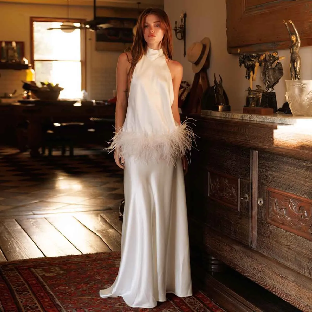 Vloeiende satijnen gevederde avondjurken open rug oversized witte bruiloft feestjurk gastjurk halter rugloze lange galajurk