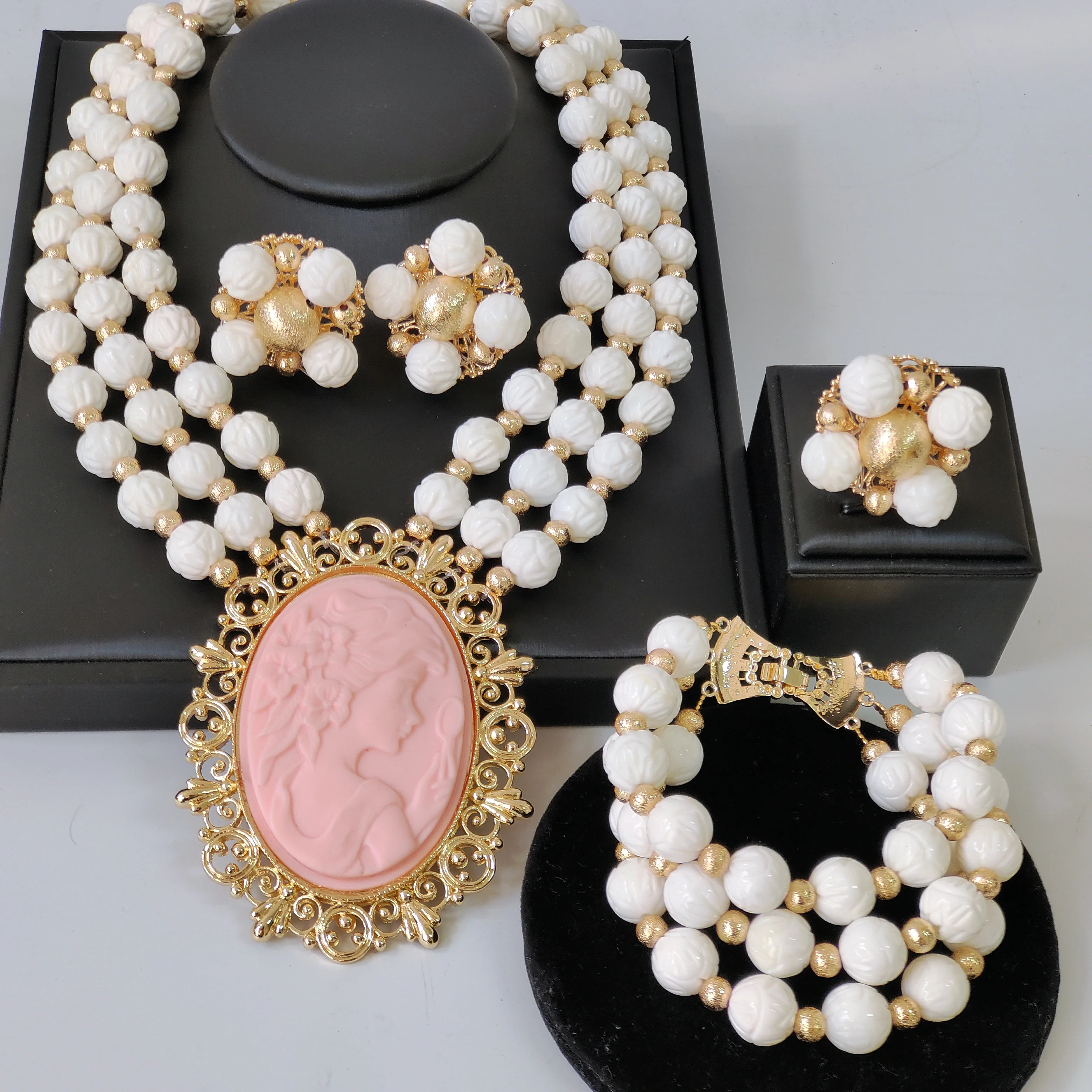 

Модные комплекты украшений для невесты в нигерийском стиле для свадьбы