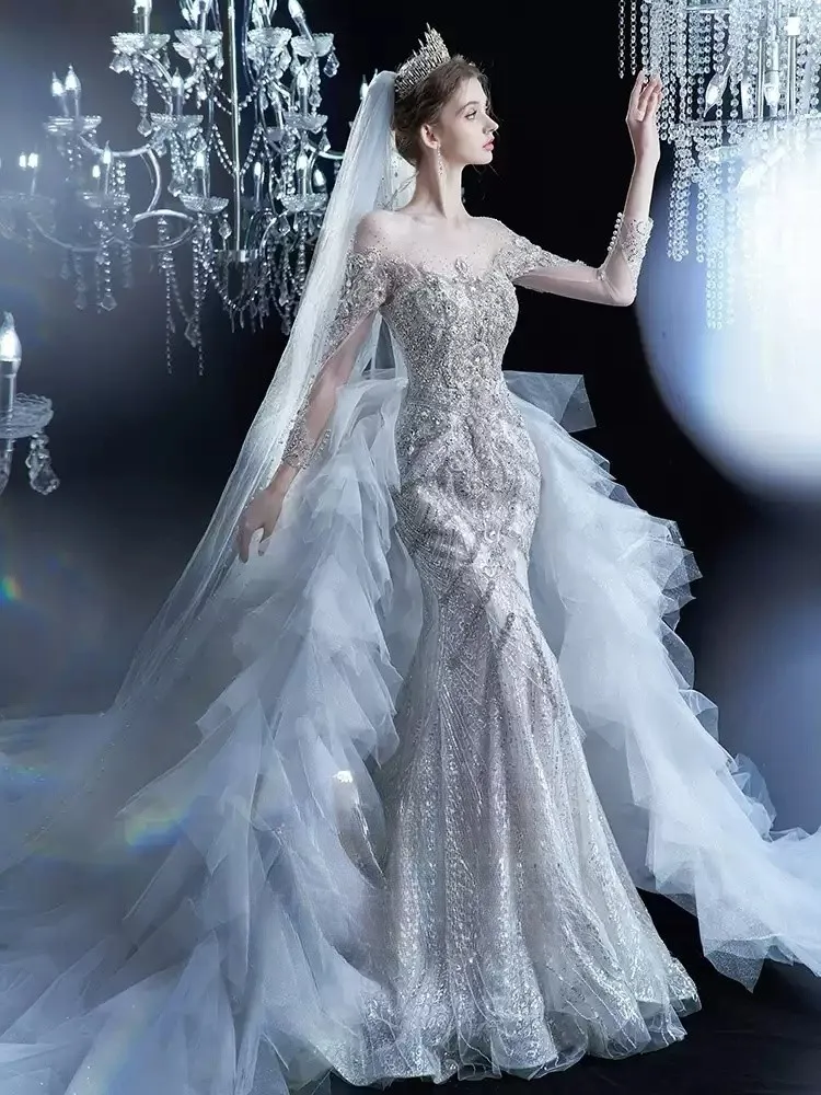 A new long-sleeved fishtail one-shoulder dress from heavy industry