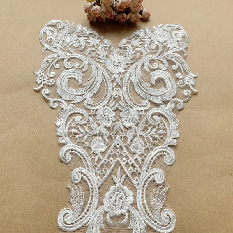 Europäischer Stil Paillettenbestickte Spitze, Pfirsichherz-Ausschnitt, Blumenapplikation, Hochzeitskleid-Dekorationszubehör, Weiß – Detail 4
