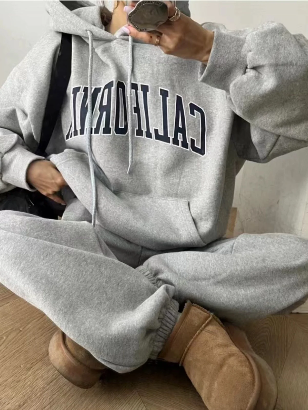 

Женский комплект: худи на флисовой подкладке и длинные брюки с буквенным принтом, теплый и повседневный, свободного кроя, зимний модный комплект