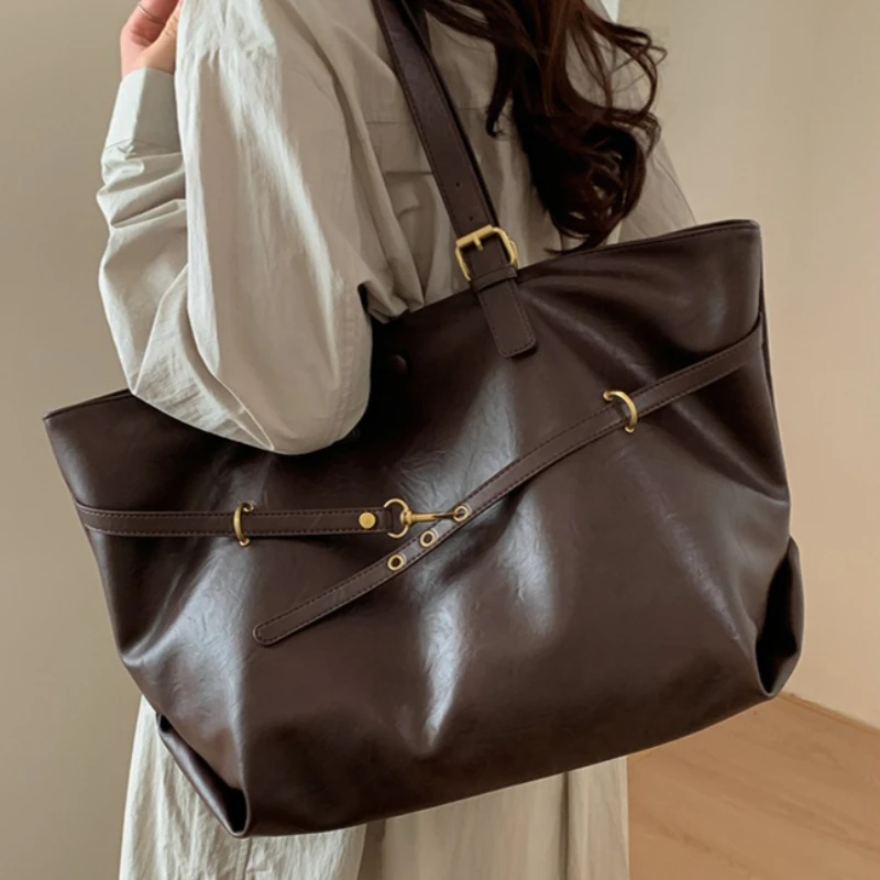 

Women's Messenger Bag Made Of Premium Leather, Spacious With Multiple Pockets, Chic Design For Professional Or Casual