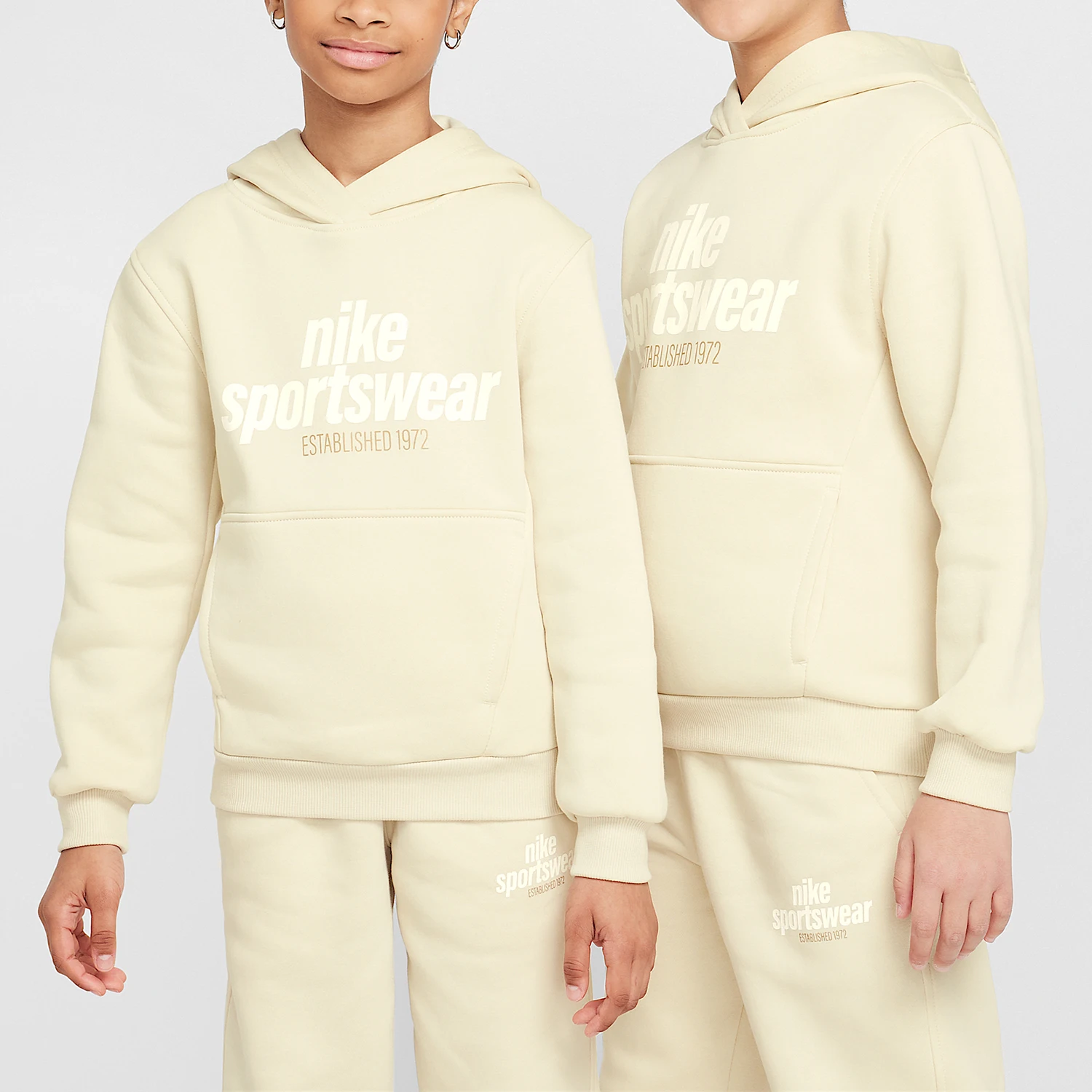 

Официальная спортивная толстовка Nike для больших детей с капюшоном и буквенным принтом HM6874-234