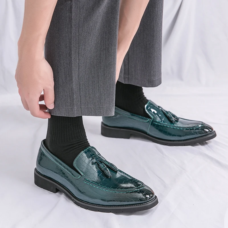 Hot selling Lacquer leather men's loafers Retro fashion tassel style Trendy Party or nightclubs Outdoor street leather shoes New