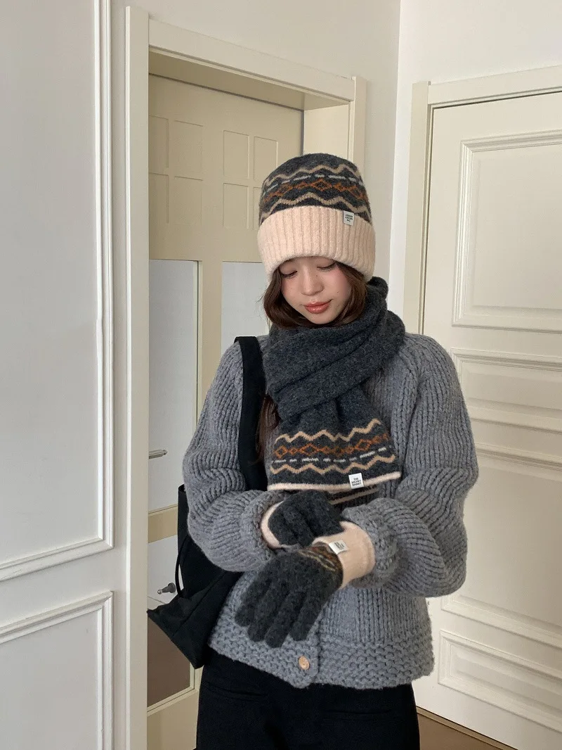 2025 شتاء جديد ريترو فيل آيلاند الجاكار المرأة وشاح سميكة الدافئة معطف خارجي الرقبة قفازات سدادات حماية الأذن قبعة ثلاث قطع مجموعة