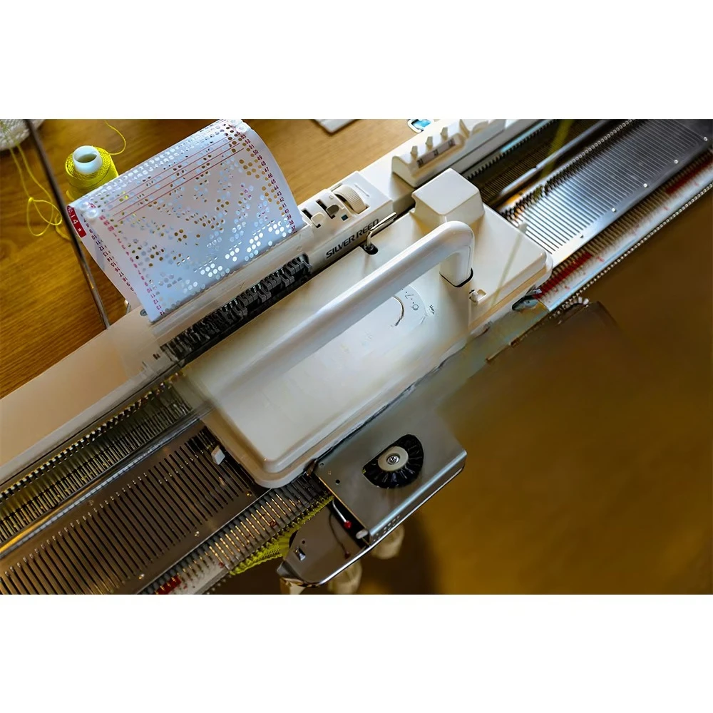 

Быстрое использование различных испытаний пряжи. Жаккардовая ручная вязальная машина для кардигана с плоским дном.