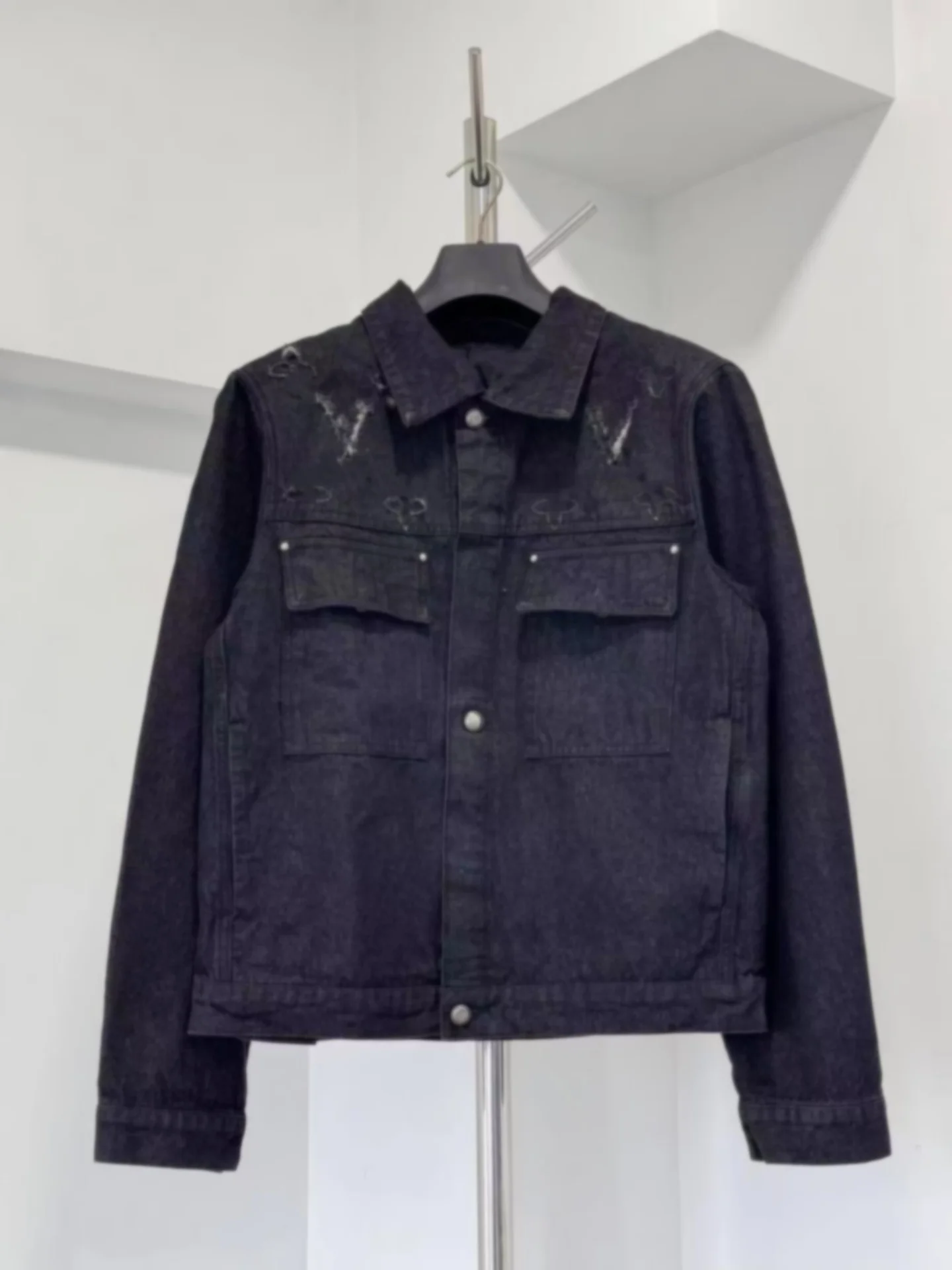 

Повседневная свободная джинсовая куртка в стиле винтаж с вышитым логотипом, высокое качество, европейский новый стиль, унисекс, короткое пальто