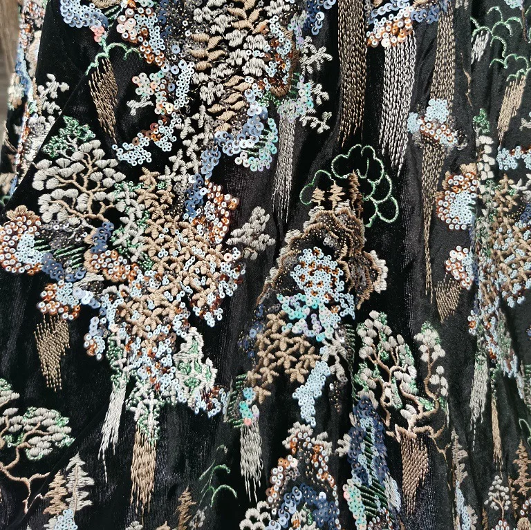 

Элитная роскошная вышивка пайетками и бисером с цветочным узором на черной бархатной ткани, для платьев, шалей и вечерних нарядов.