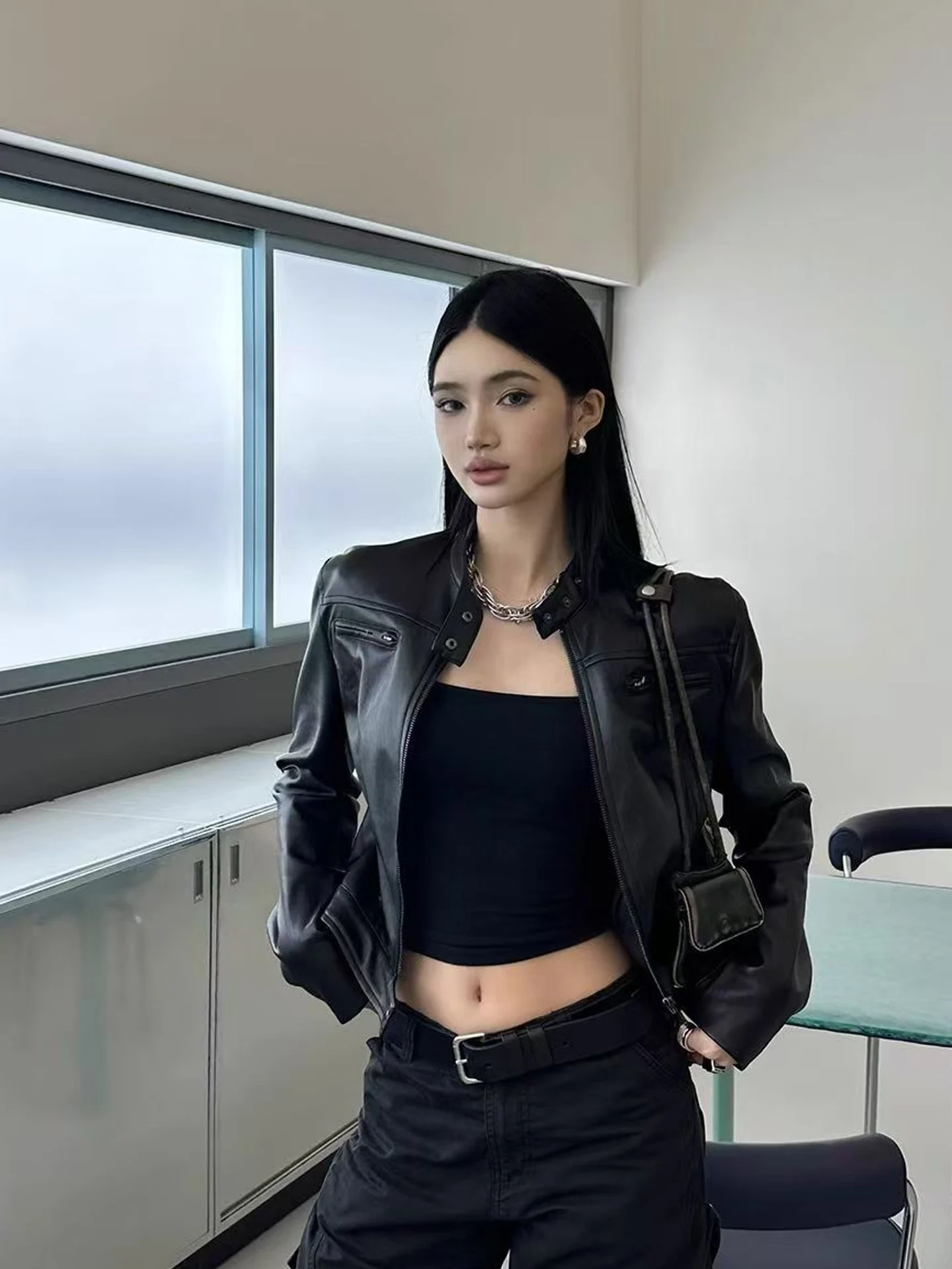 Retro Style Short Biker Jacket Women's Slim Fit Black PU Leather Coat Stand Collar Zipper Closure Fashionable Autumn Outerwear
