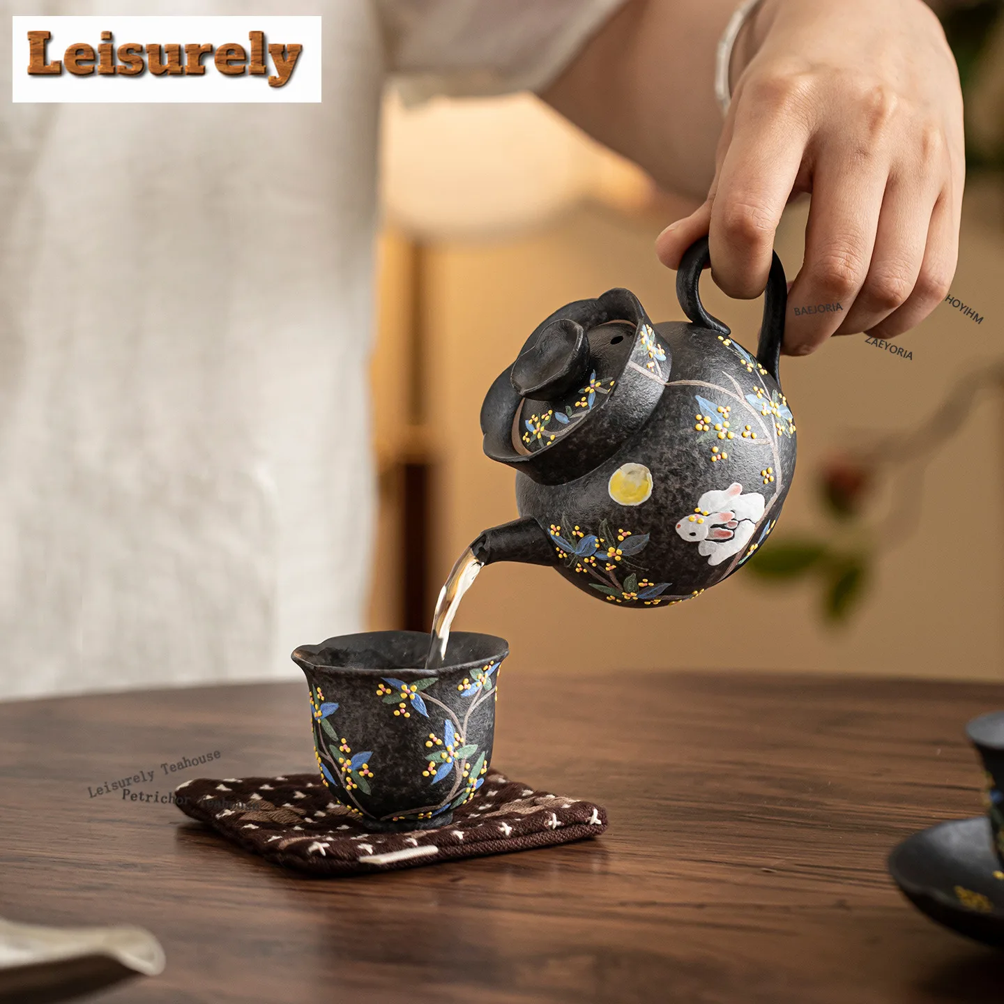 HOYIHM 175ml Hand Painted Moonlight Jade Rabbit Teapot Vintage Tea Infuser Pot Tea Maker Kettle With Ball Hole Tea Ceremony Gift