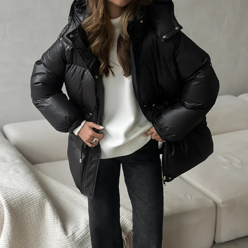 2025年冬新作レディース服、黒のミドル丈フード付きジップアップドローストリング付き暖かいコットンジャケット。