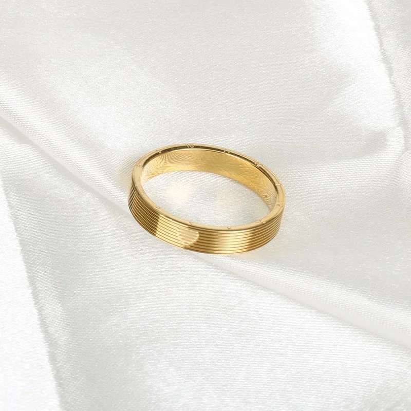 1 Piece of 520 Clock Stripe Patterned Thick Ring with 4mm Heart-Shaped Design in 18K Gold Stainless Steel, Suitable for Daily Wear by Women and Men, a Gift for Girlfriend on Anniversary, a Gift for Wife